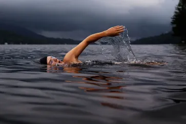 Mann krault in einem See