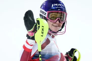 Chiara Mair winkt in Skikleidung