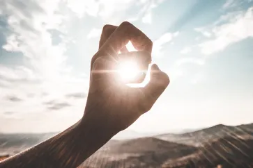 Hand gegen Sonnenlicht