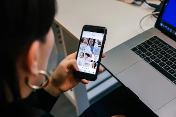 Frau hält Smartphone in der Hand