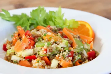 quinoa salat mit basischem gemuese und orangendressing