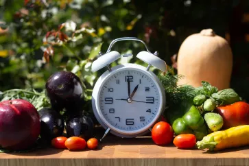 AdobeStock 282726641 Intervallfasten Uhr Essen Mahlzeit Gemüse Teller Obst Diät Gesunde Ernährung Ernährungsform