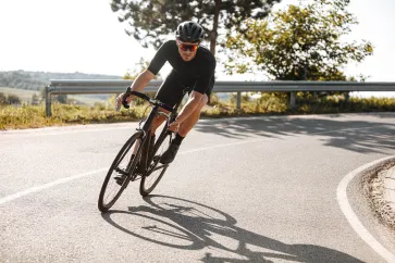 Mann fährt mit dem Rad