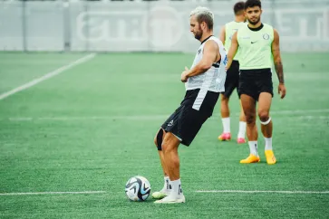 Ein Spieler von Sk Sturm Graz kickt einen Ball