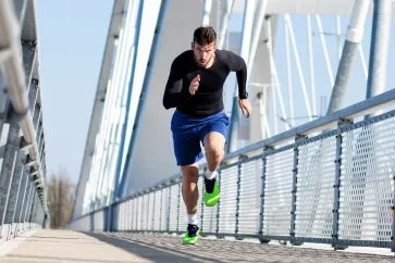 Mann läuft schnell bei seinem Intervalltraining