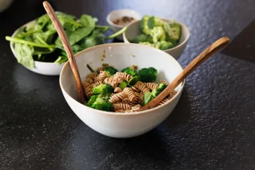 Gesunder Nudelsalat mit Vollkornnudeln, Spinat und Brokkoli