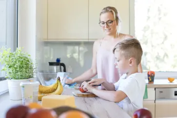 Mutter und Sohn beim Jause machen