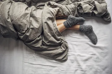Kuschelige Socken im Bett