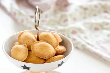 Madeleines mit Melisse in einer Schüssel