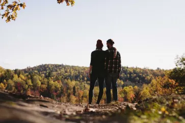 Pärchen steht gemeinsam am Berg