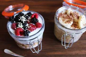 Zwei Glasbecher mit Früchtenachtisch