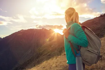 frau sonne rucksack swissmediavision wandern berge natur Abend landschaft