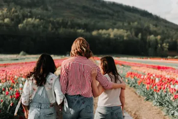 Frauen in einem Blumenfeld