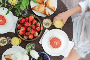 verschiedenes Obst auf Frühstücktisch