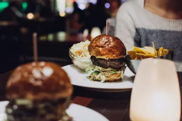 Ein Burger mit Pommes