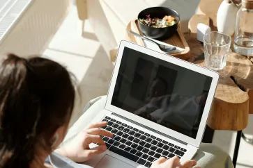 Frau arbeitet auf Laptop