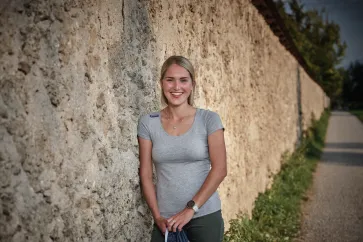 Johanna Hiemer lehnt an einer Mauer