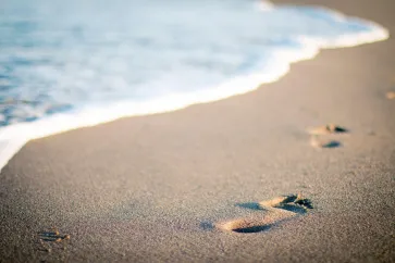 Strand mit Spuren im Sand