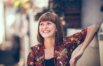 Frau lächelt