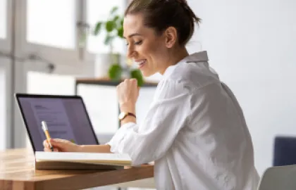 Fröhliche Frau am Arbeiten