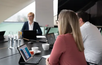 Personen in einer Besprechung