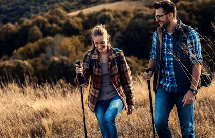 AdobeStock 487076514 wandern Paar braun blau Herbst 30+ Bewegung Chondro aktiv Mann Frau Sport draußen Natur outdoor