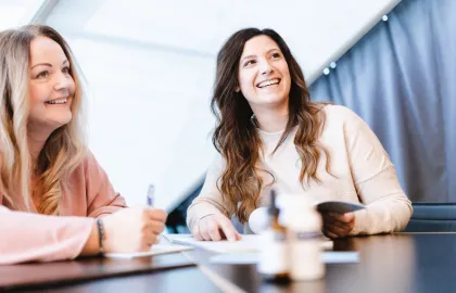 2 Personen lachen in die Ferne