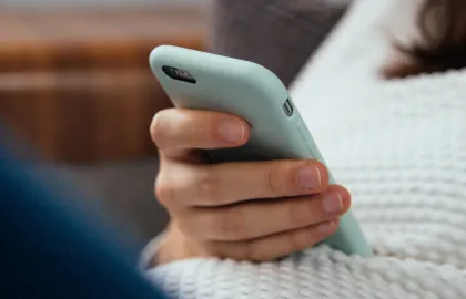 Frau mit Smartphone in der Hand