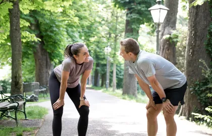 Mann und Frau machen Pause vom Laufen