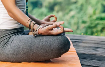 Frau beim Yoga