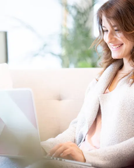 Frau tippt auf Laptop