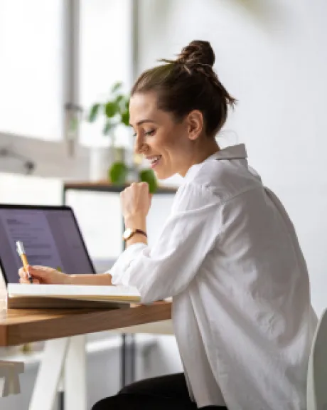 Fröhliche Frau am Arbeiten
