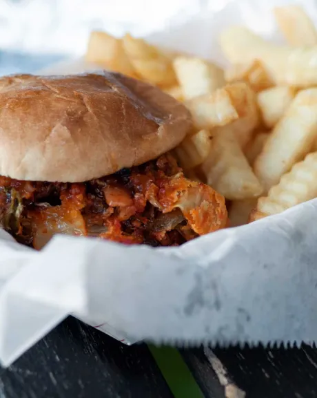 Burger mit Pommes