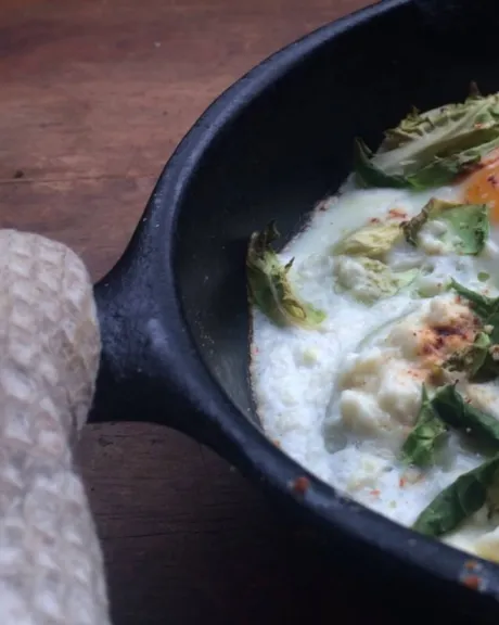 Kartoffel und Ei mit Spinat in einer Pfanne