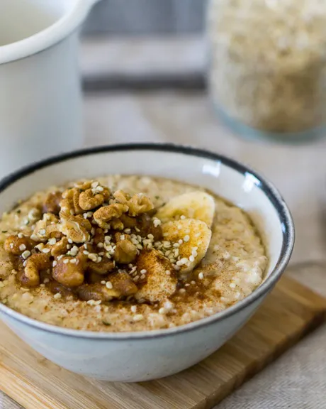 Schüssel mit Bananen-Porridge