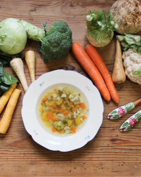 basensuppe mit frischem wurzelgemuese