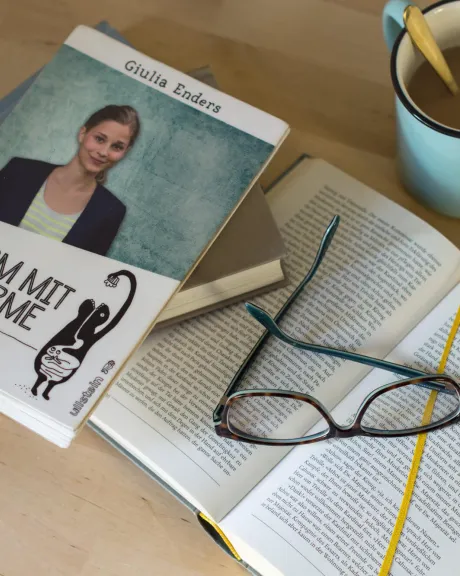Buch "Darm mit Charme" von Giulia Enders und eine Brille und Tasse Kaffee
