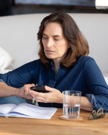 Frau mit Handy - Wechseljahre