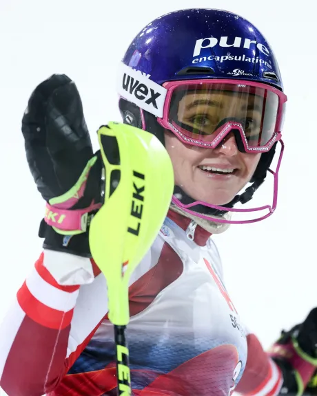 Chiara Mair winkt in Skikleidung