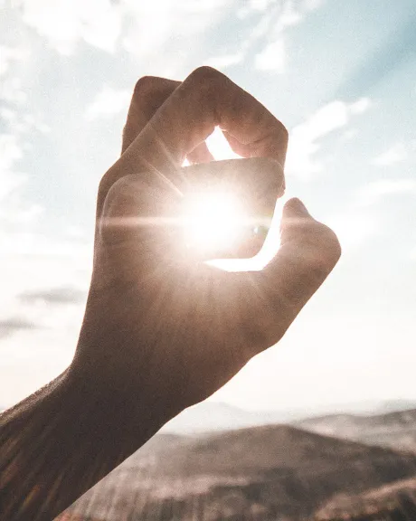 Hand gegen Sonnenlicht