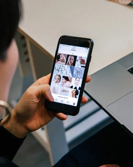 Frau hält Smartphone in der Hand