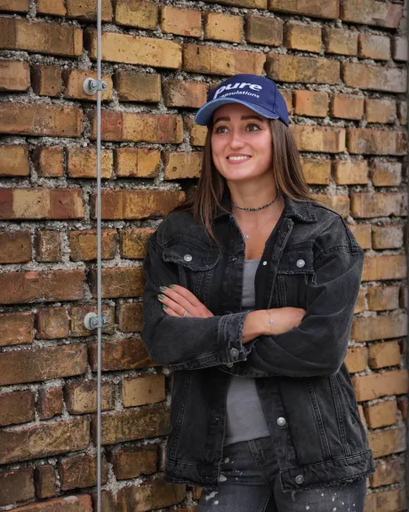 Chiara Mair an Wand gelegt