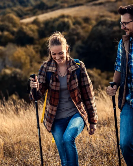 AdobeStock 487076514 wandern Paar braun blau Herbst 30+ Bewegung Chondro aktiv Mann Frau Sport draußen Natur outdoor