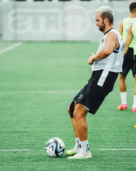 Ein Spieler von Sk Sturm Graz kickt einen Ball