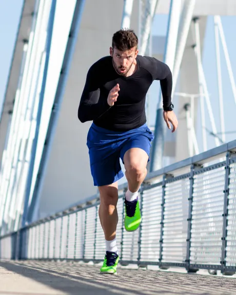 Mann läuft schnell bei seinem Intervalltraining