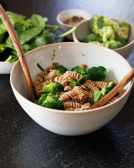 Gesunder Nudelsalat mit Vollkornnudeln, Spinat und Brokkoli