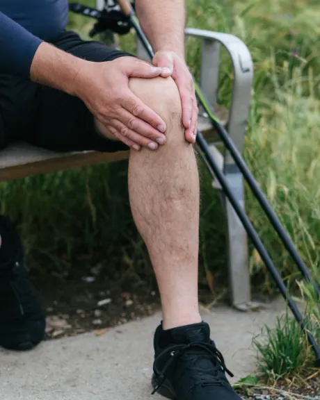 Mann hält sich das Knie