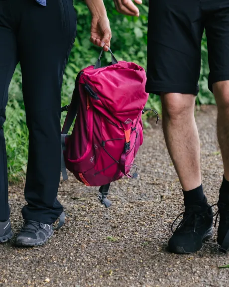 Mann und Frau gehen mit Wanderrucksack