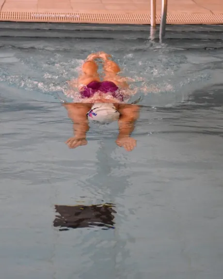 Frau beim Schwimmen mit dem Kopf unterwasser