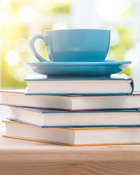 Teetasse auf Bücherstapel